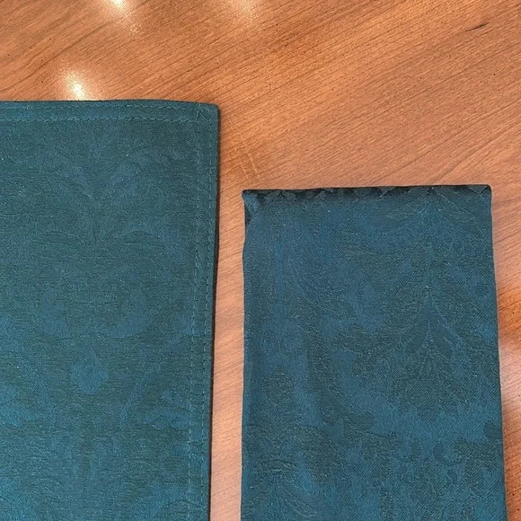 Set‎ of 8 placemats and 8 napkins. Maroon red. New without tags. Never used. Table Linens